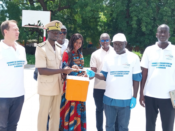 Remise officielle de vaccins aux Services de santé par le Préfet.