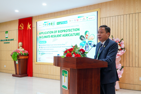 Le professeur associé Dr Trần Thanh Đức, recteur de l'Université d'agriculture et de foresterie de Hué, prononce le discours d'ouverture de l'ICBPSA25.