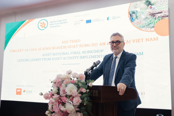 Dr. François Roger, Regional Director of CIRAD for Continental Southeast Asia, speaking at the podium during the ASSET Final Workshop in Dien Bien province, Vietnam.