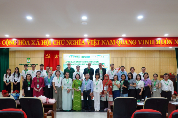 Les membres du comité d'organisation et les intervenants internationaux posent ensemble sur scène pour une photo de groupe lors de l'ICBPSA25 à l'Université d'agriculture et de foresterie de Hué.