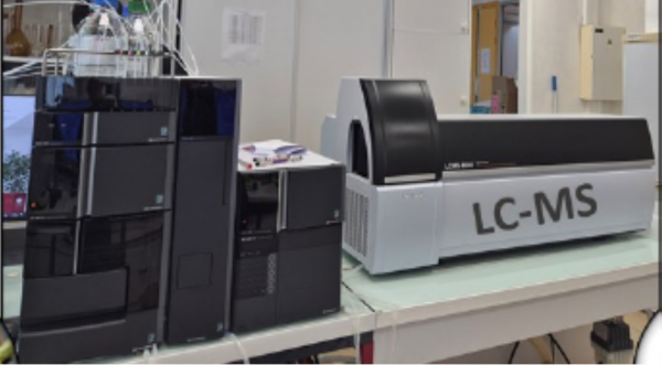 Chromatographe liquide coupl&eacute; &agrave; un spectrom&egrave;tre de masse.&copy; Cirad.png