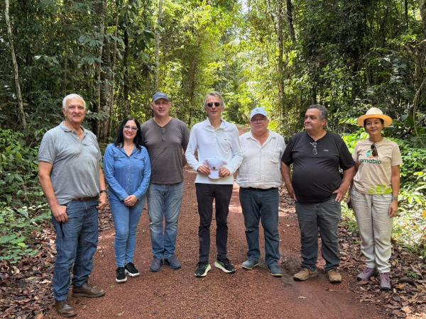 L&eacute;gende : visites de terrain en amont du workshop Paragoclima / Suzano &laquo; Semer la prosp&eacute;rit&eacute; &raquo; &copy; R. Poccard-Chapuis De gauche &agrave; droite : Percio Barros de Lima (agriculteur), Simone (Paragoclima), Roni Azevedo (Embrapa), Emmauel Lenain (ambassadeur de France au Br&eacute;sil), Pierre Marraccini (directeur r&eacute;gional du Cirad au Br&eacute;sil), Mario Gomes (Embrapa), Tienne Barbosa (Expertise France).