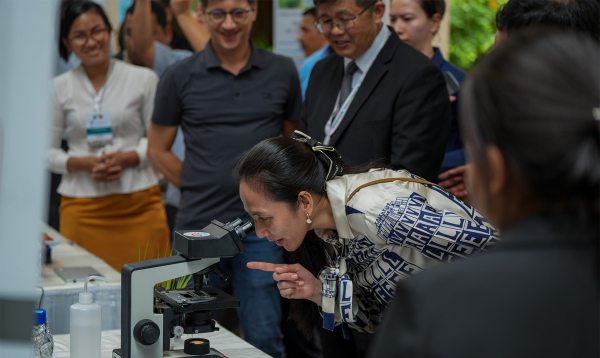 La Première Dame Pich Chanmony Hun Manet, accompagnée de S.E. Dr Saruth Chan, MAFF/CASIC, visitant le Salon de l'Innovation © Vearyda Oeu, 2023