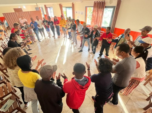 Atelier collectif &agrave; Ranomafana r&eacute;unissant diff&eacute;rents membres du LVTTAM