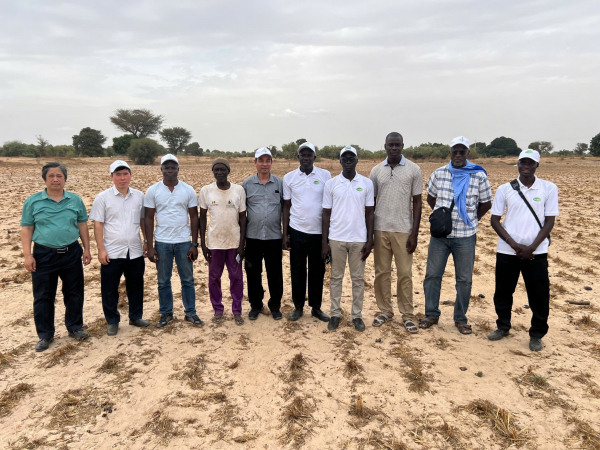 La délégation vietnamienne en visite de terrain avec l’équipe de la DyTAEL de Fatick dans le cadre des activités des Living Labs à Fatick