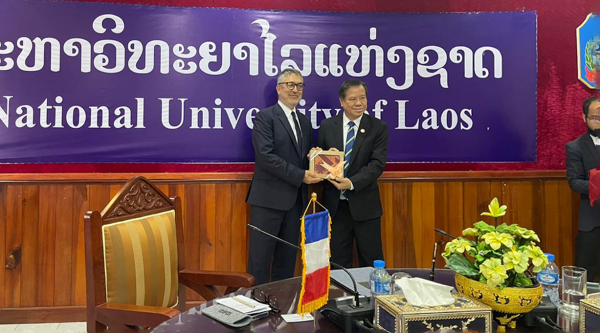 CIRAD Dr. Francois Roger and NUoL’s President solidified the two institutions' friendship in the presence of their esteemed colleagues and representatives. © Chau Tran Thi, 2023