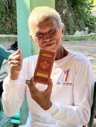 Pak Edi, proud of the chocolate produced from his cocoa farm in Gunung Kidul, Java, Indonesia (© JM Roda)