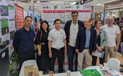 On the PRCC CN project stand, from left to right: Hoa Tran Quoc, agronomist from UPR GECO, HE the Ambassador of France to Laos Ms. Siv Leng Chuuor, Mr. Kikheo Singnavong, the Laotian vice-minister of the Ministry of Agriculture and Forestry (MAF), Sélim Louafi, Jean-Paul Laclau, Florine Degrune, soil health specialist at Cirad (UMR Eco&Sols) soon stationed in Laos, and Philippe Tixier, agronomist and ecologist from UPR GECO, coordinator of the dP Asea.