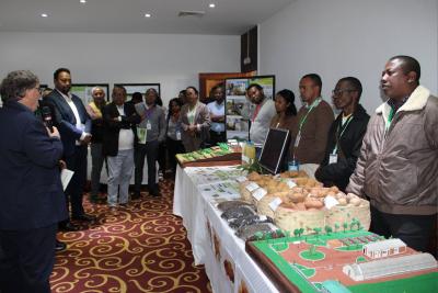 Visite aux stands&nbsp;&copy; M Rananja, Cirad
