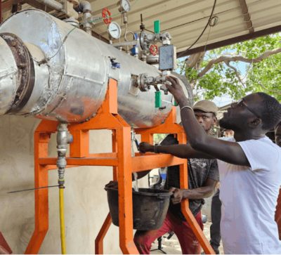 Ibrahima Man&eacute;, membre de l'&eacute;quipe BioStar, fait une v&eacute;rification sur une installation