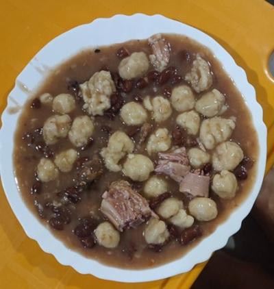 Dombr&eacute; aux queues de porc
