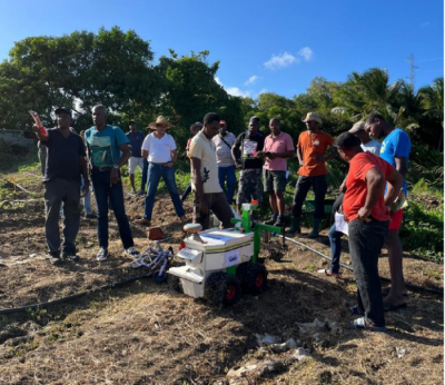Pr&eacute;sentation du robot agricole autonome lors d'une journ&eacute;e technique. &copy; DR, CIRAD