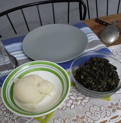 Foufou accompagné d'un plat à base de chenilles, appelées en lingala Mbinzo © Mamadou Ndiaye Kunga