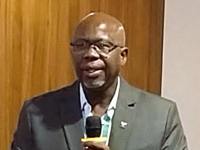 Dr Ousmane Ndoye, Coordonnateur du projet ABEE, en train de faire une communication