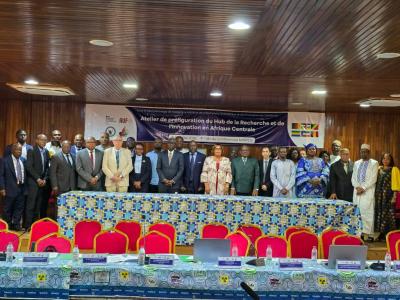Participants à l'atelier de structuration du hub sous-régional "Recherche et Innovation". © MINRESI