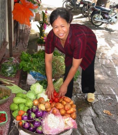 Street vegetable seller, Vietnam © CIRAD, P. Moustier