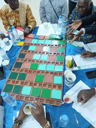 S&eacute;ance de jeu avec l'outil TerriStories pour simuler des sc&eacute;narios d&rsquo;am&eacute;nagement du territoire. &copy; S. Koutchou, Cirad