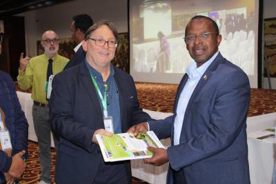 Remise du dossier de capitalisation du projet Dinaamicc au Ministre de l'Agriculture par le coordonateur du projet