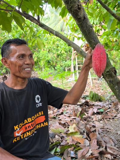 Le petit producteur de cacao montre ses cacaoyers, le 23 mai 2026. (&copy; Manuel Boissi&egrave;re)