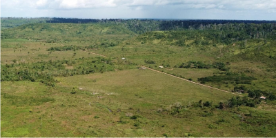 Photo 3. Les systèmes de production extensifs ont généré des paysages désordonnés et peu efficients. Au premier plan de cette photo, la rivière Onça coule dans une plaine totalement déforestée, tout comme les coteaux à l’arrière-plan. Or ces deux zones sont très peu adaptées pour développer l’agriculture et l’élevage. Par contre la déforestation y cause d’importante préjudices environnementaux (érosion des sols et ensablement des cours d’eau notamment) : c’est ce genre de configuration qui a dévasté les paysages durant de longues décennies et que le plan d’intelligence territoriale cherche à réorganiser.