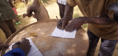 Chasseurs renseignant les informations relatives au gibier dans leur carnet de chasse. &copy; SWM Programme