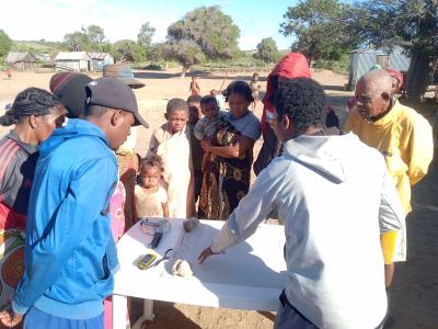 Nasinto Maminiaina et les villageois