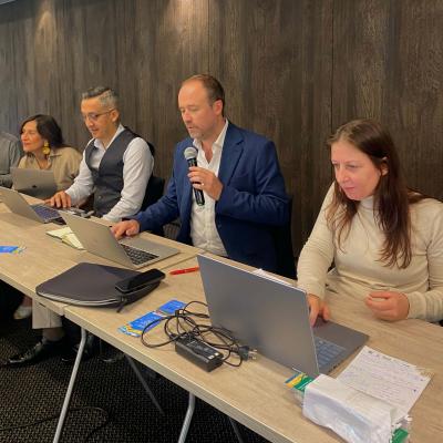 La autora, Martha Gómez-Álvarez (Agrosavia), junto a los editores Harold Gamboa (IICA), Frédéric Goulet y Catia Grisa, coordinadores de la Red PP-AL, durante el Seminario Internacional Insumos agropecuarios y políticas públicas en América Latina. © A. Gómez, Cirad.
