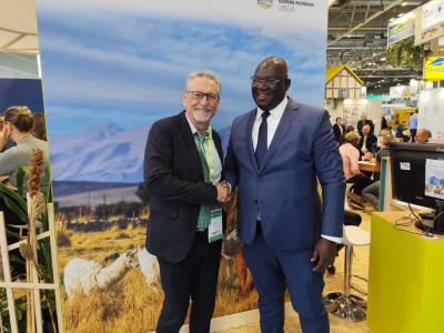 Visite du stand Cirad par le ministre d&eacute;l&eacute;gu&eacute; des Productions vivri&egrave;res,&nbsp;Bernard Kini-Como&eacute;&nbsp;&copy; Cirad