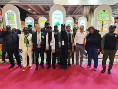 Visite du stand Cirad par la d&eacute;l&eacute;gation des acteurs de la fili&egrave;re du caoutchouc naturel&nbsp;APROMAC&nbsp;&copy; Cirad