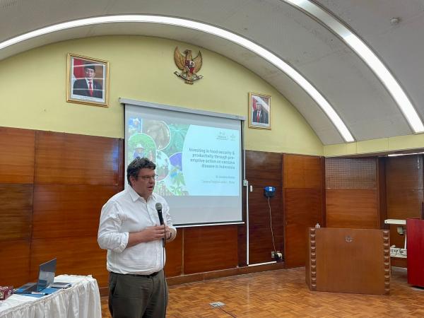 Jonathan Newby explique l'action préventive sur les maladies du manioc. © T Tran