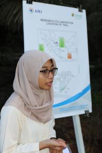 Young manager presenting her research results. ANJ Plantation, Kalimantan, Indonesia. © A. Rival, CIRAD