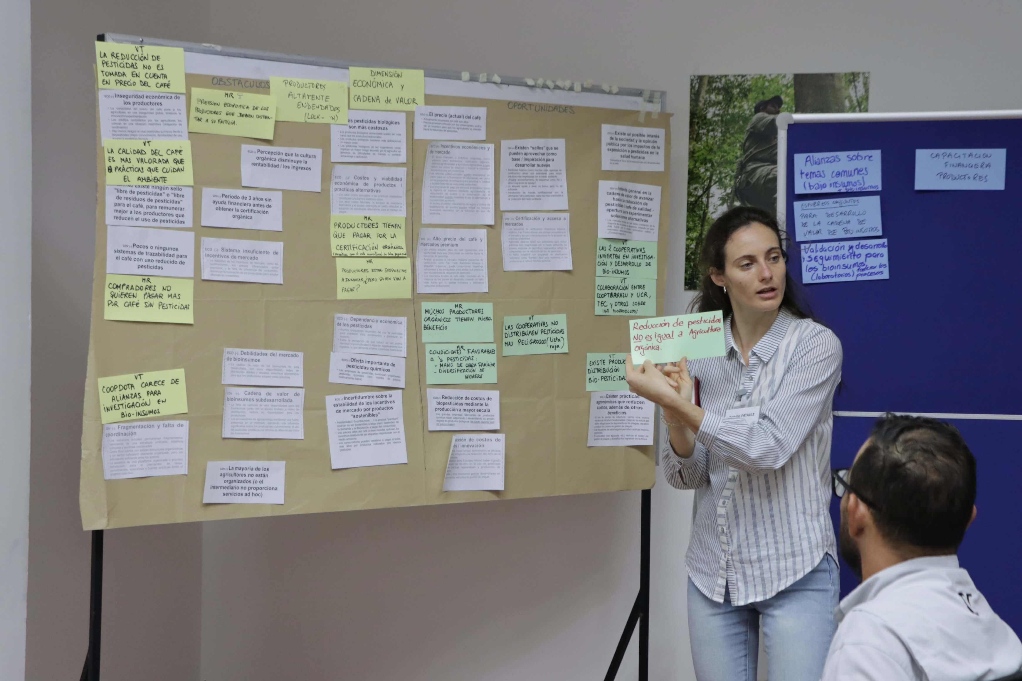 Bertille Patault, investigadora del Cirad, durante la sesi&oacute;n de trabajo participativo sobre Obst&aacute;culos y oportunidades para el cambio. Taller ECOFFEE, CATIE, Turrialba, Costa Rica, abril 2026. &copy; CATIE