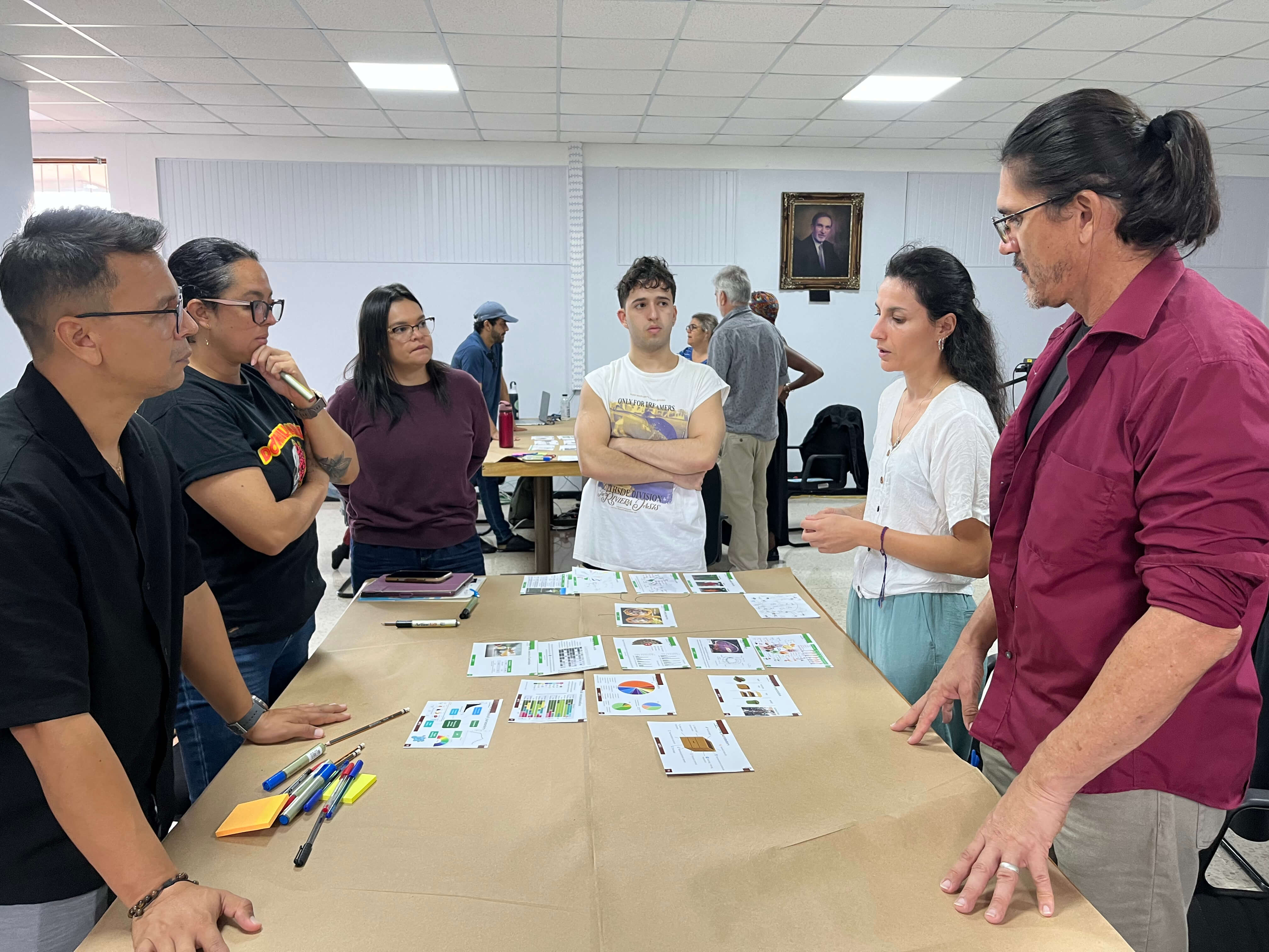 Participantes durante una sesi&oacute;n del Mural del Cacao. UCR