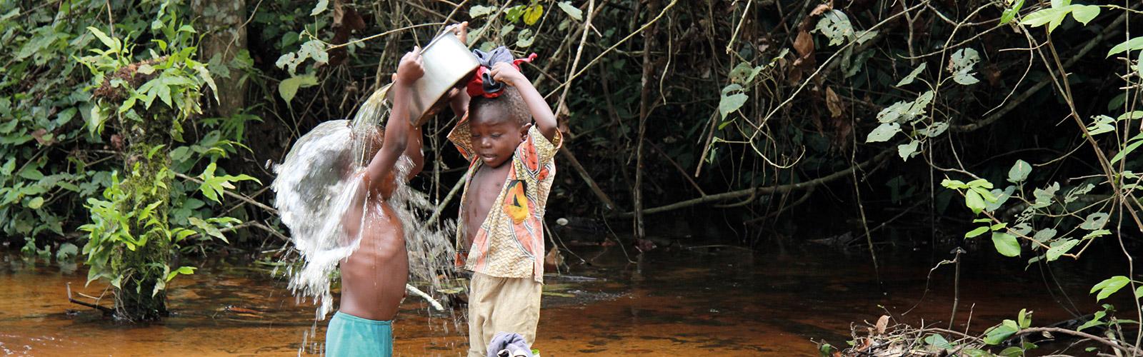 Collecting water north of Kisangani in the Democratic Republic of Congo. D. Louppe © CIRAD