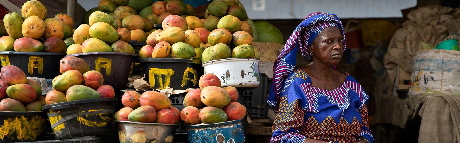 agricultrice vendeuse de mangue Sénégal © R. Belmin, CIRAD
